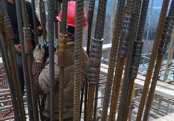 冷擠壓鋼筋套筒施工現場.jpg